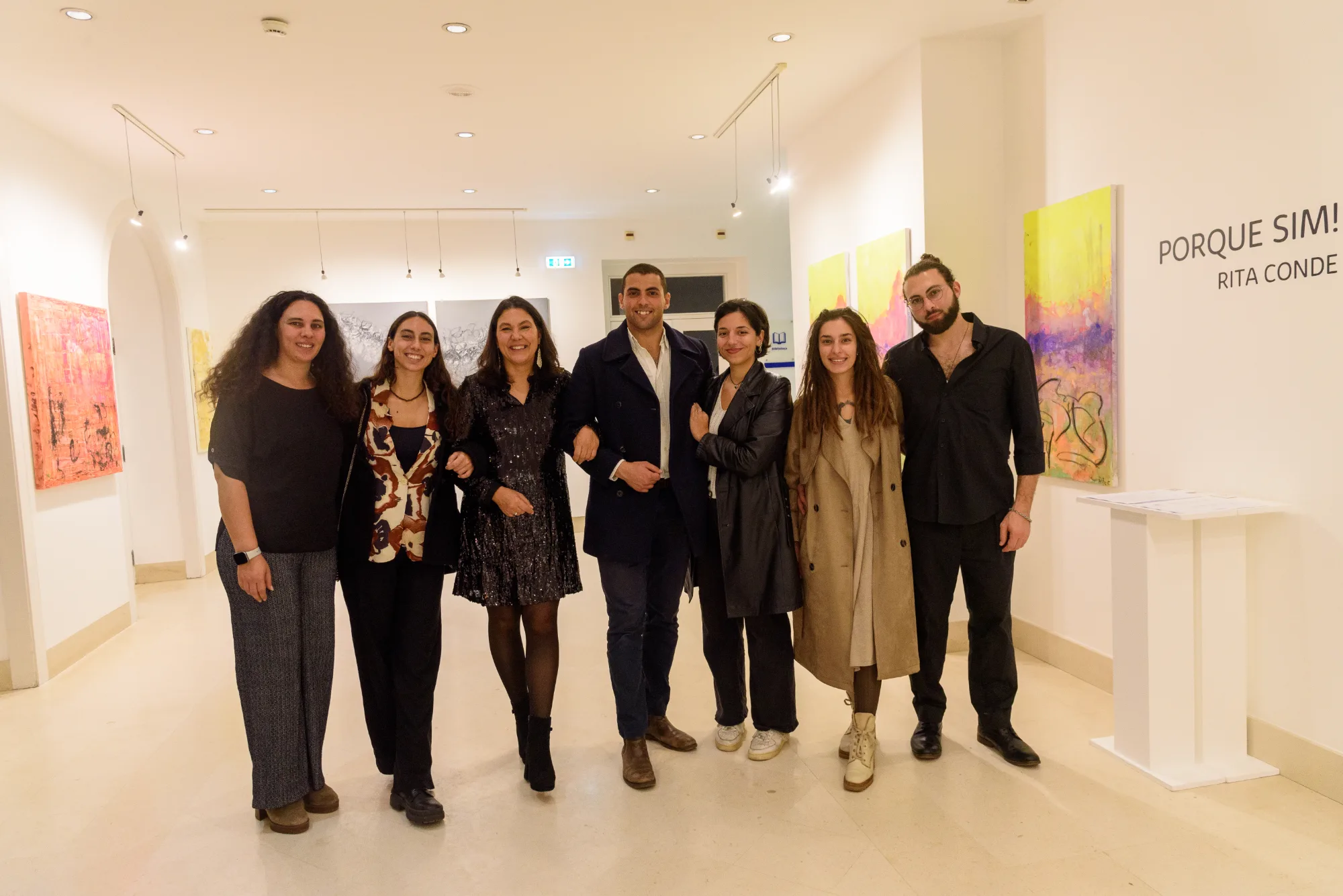 Sala da exposição «Porque Sim!», na Ericeira, com acrílicos sobre tela nas paredes.